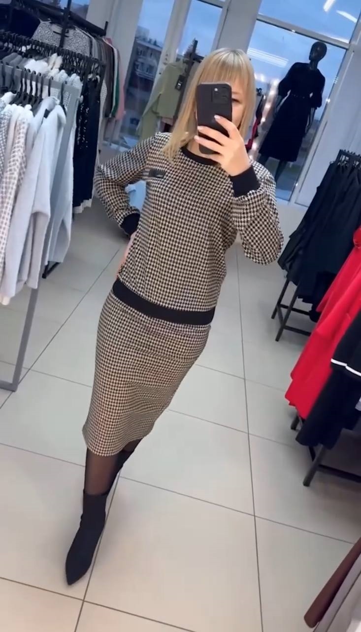 Стильний весняний костюм зі спідницею